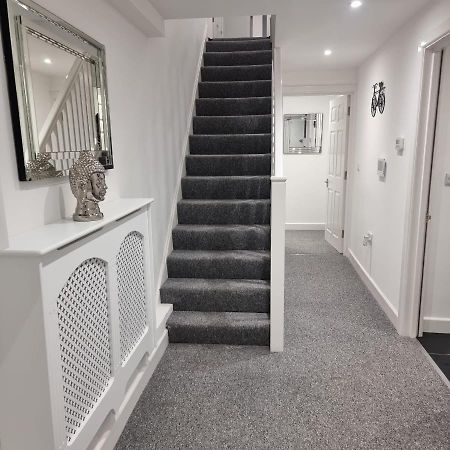 Classic 2 Bed Apartment In Oldkent Road Londra Esterno foto