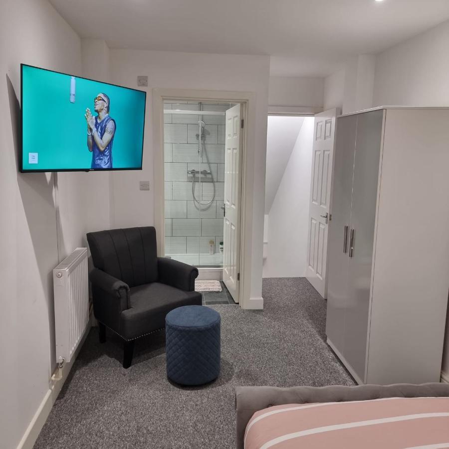 Classic 2 Bed Apartment In Oldkent Road Londra Esterno foto
