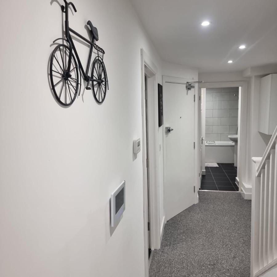 Classic 2 Bed Apartment In Oldkent Road Londra Esterno foto