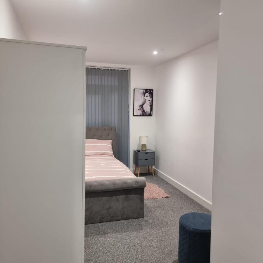 Classic 2 Bed Apartment In Oldkent Road Londra Esterno foto